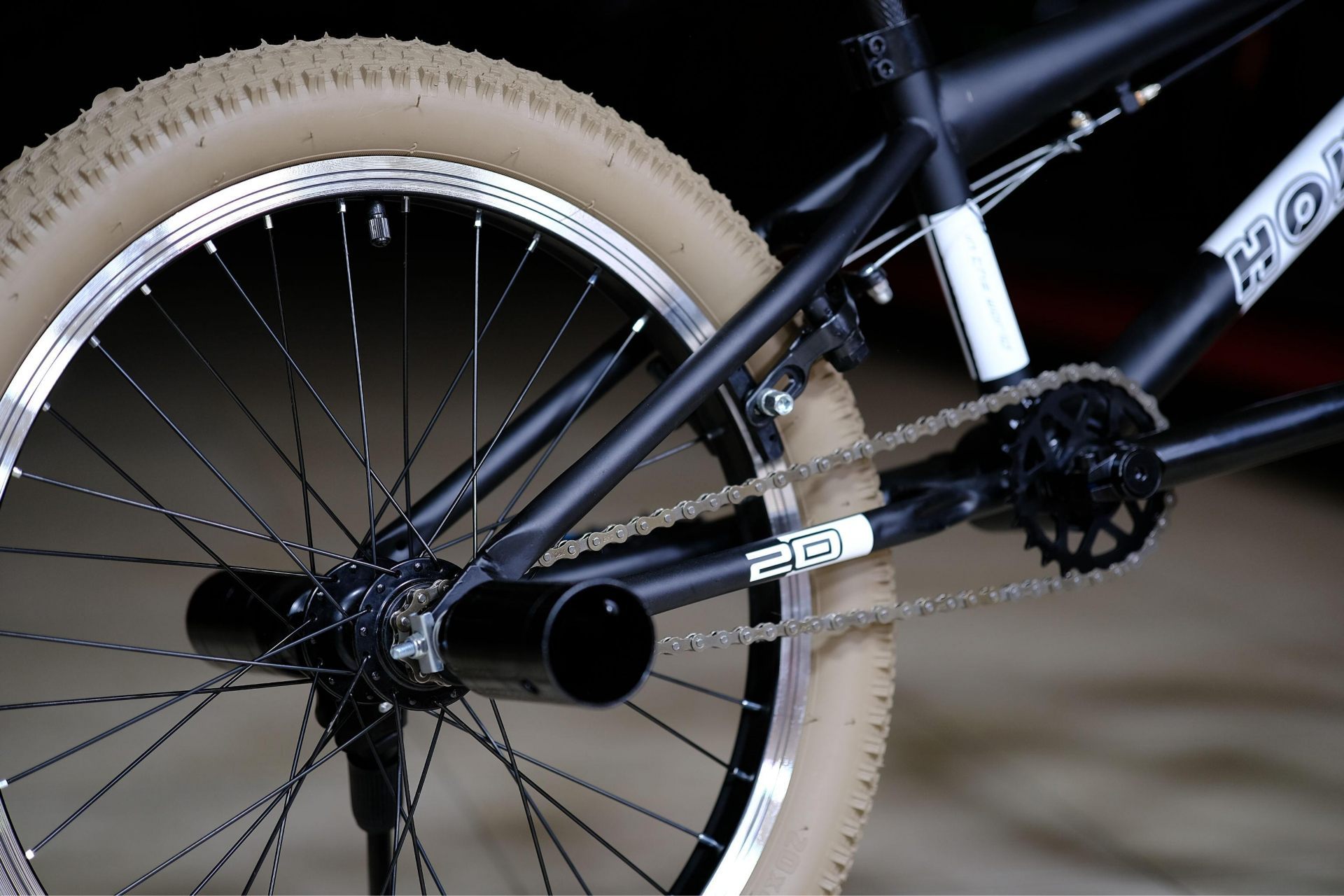 Обод 20 ALLOY п-образный, втулки сталь на промах гайки 14 ось задняя и 10 передняя
 HOKE BMX Step L2 матовый чёрный